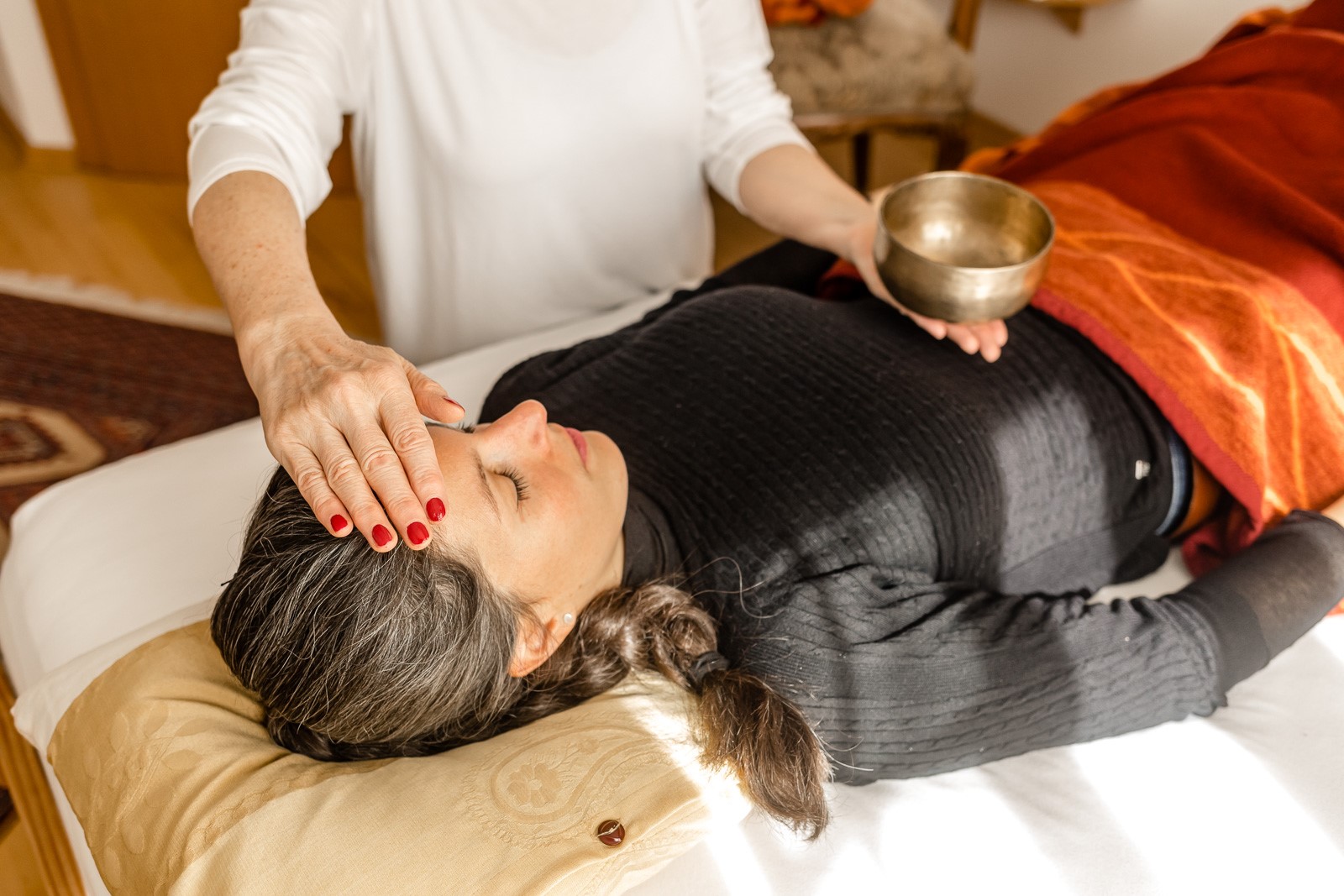 Karin Buttinger in der Reiki-Behandlung